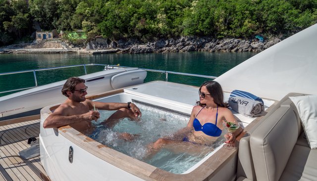 LARIMAR II yacht charter 4