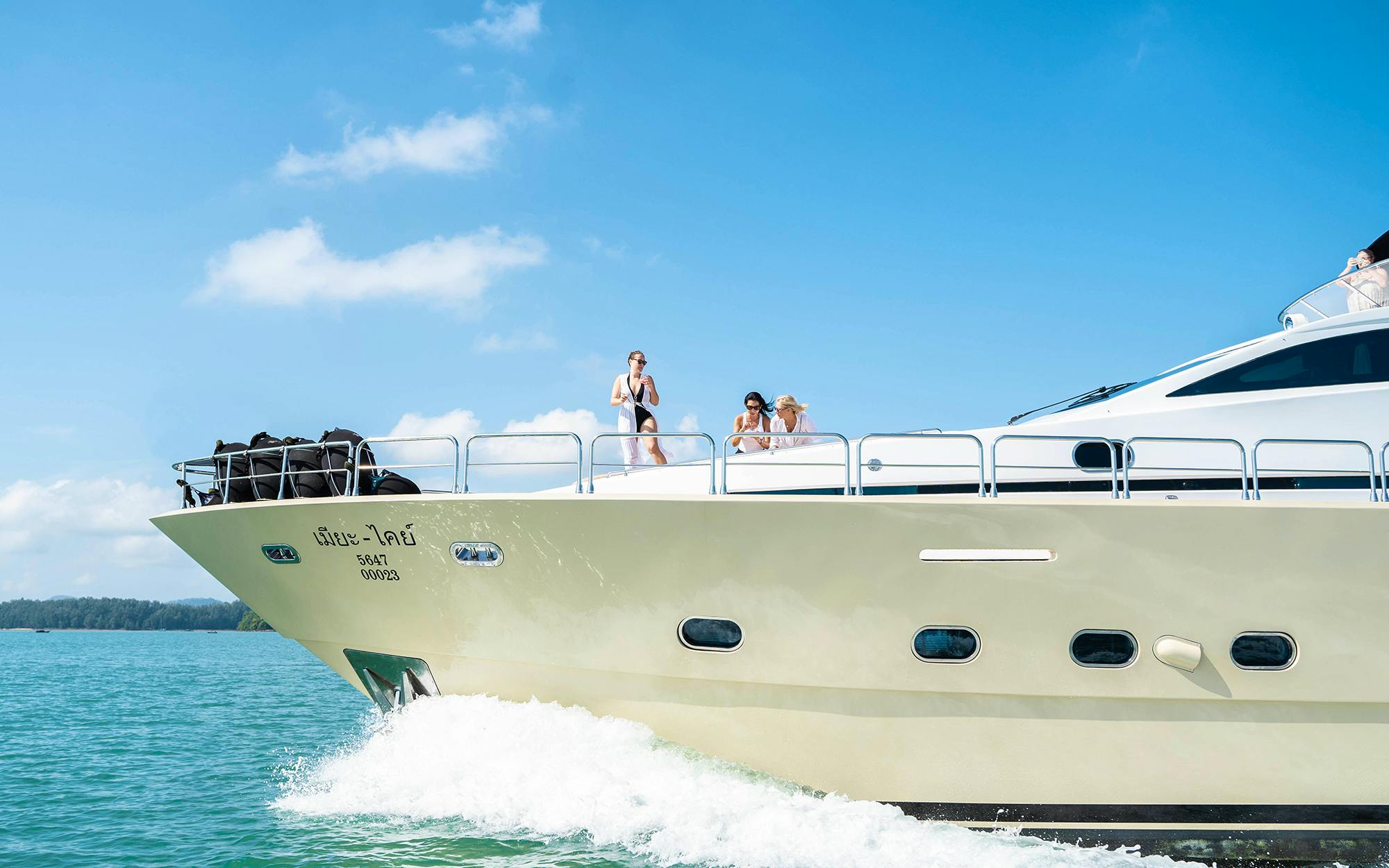 MIA KAI yacht charter 2