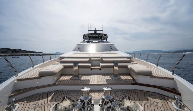 NINETEEN 42 yacht charter 3