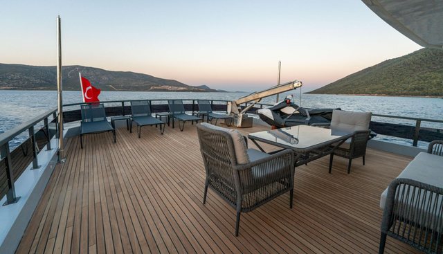 CALM DOWN yacht charter 3