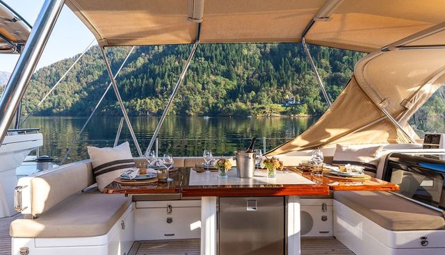 CHAMPAGNE HIPPY yacht charter 4