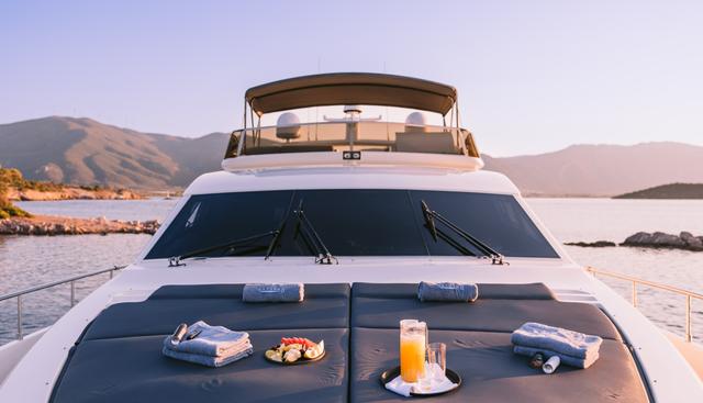 OXYGEN 8 yacht charter 3