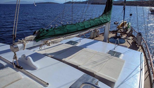 GOLDEN GLORY yacht charter 3