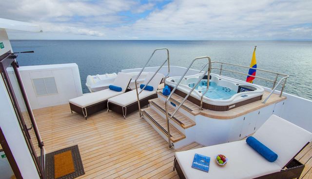 NATURAL PARADISE yacht charter 2