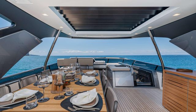 LUCKY yacht charter 4