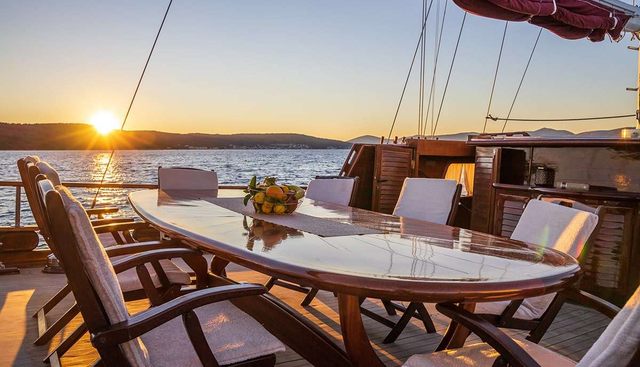 NOSTRA VITA yacht charter 4