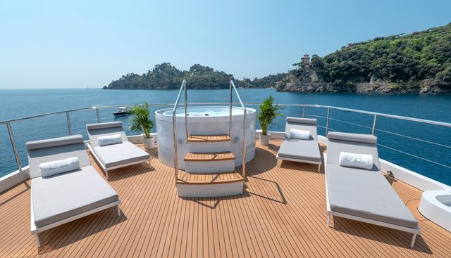 DEEP BLUE II yacht charter 4