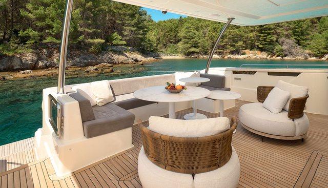 DAMARI yacht charter 5