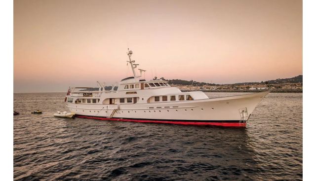SECRET LIFE yacht charter 5