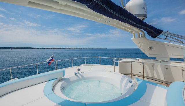 VELLMARI yacht charter 5