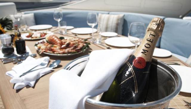 CHAMPAGNE O'CLOCK yacht charter 3