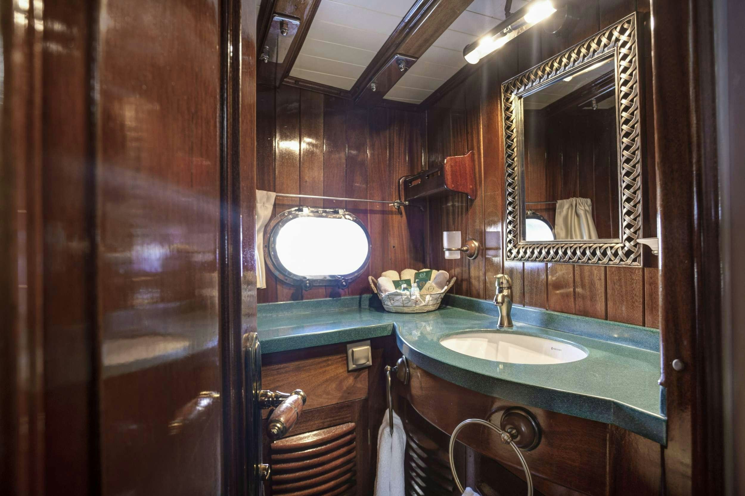 ENTRE CIELOS yacht charter 5