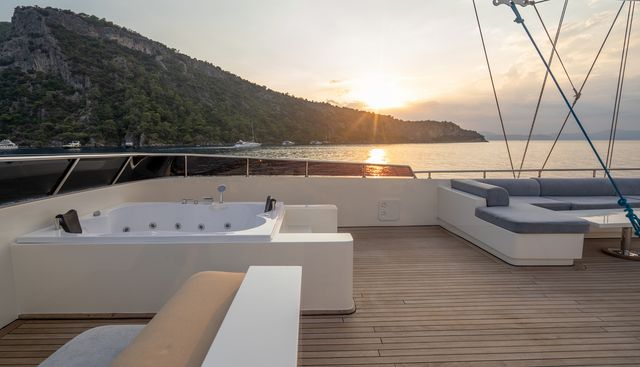 DE LOVE yacht charter 3