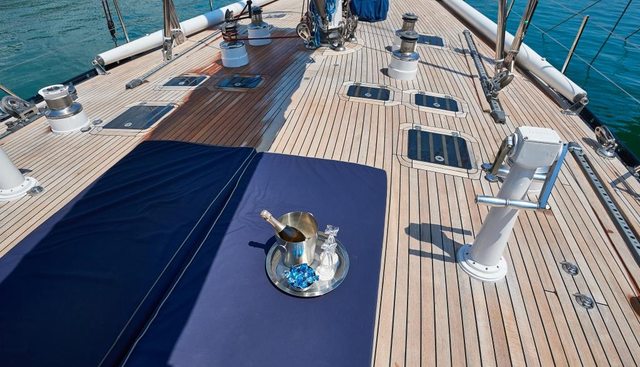 DARK STAR OF LONDON yacht charter 4