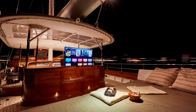IN LOVE yacht charter 4