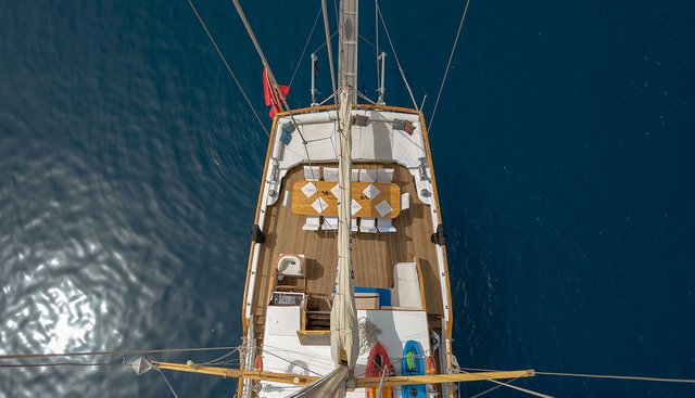 LA REINE yacht charter 5