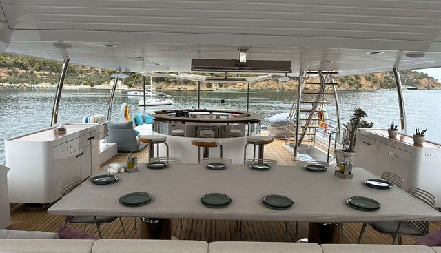 PURA VIDA yacht charter 4