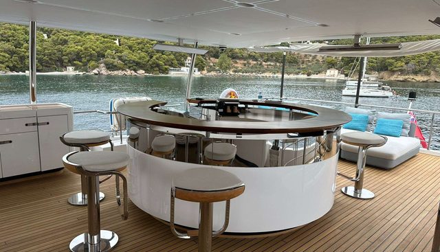 PURA VIDA yacht charter 3
