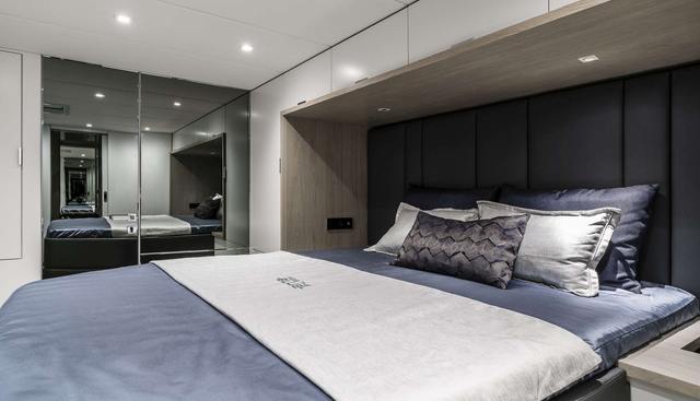FEEL THE BLUE yacht charter 5