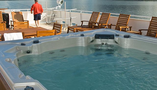 SAFARI EXPLORER yacht charter 3