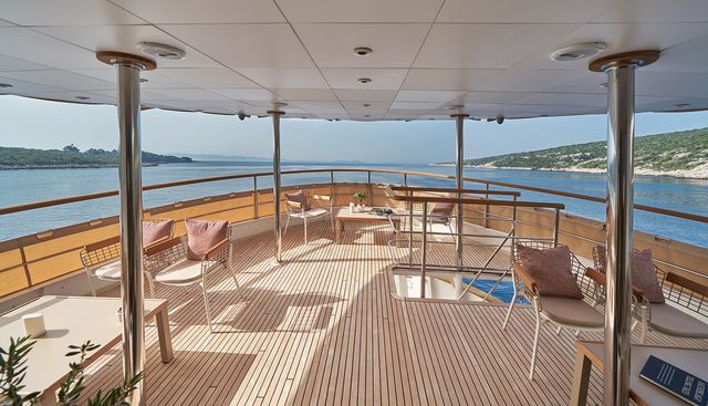 LA PERLA yacht charter 3