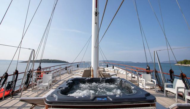 AMORENA yacht charter 3