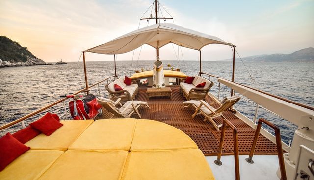 ENTRANCER yacht charter 3