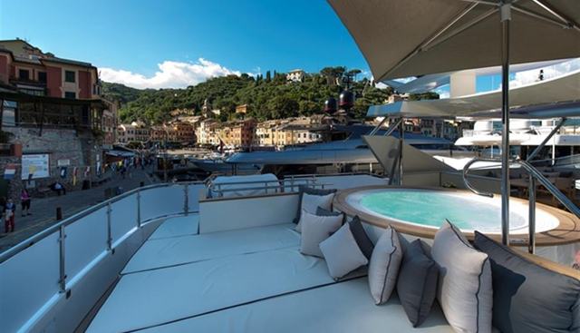 LUMINOUS yacht charter 3