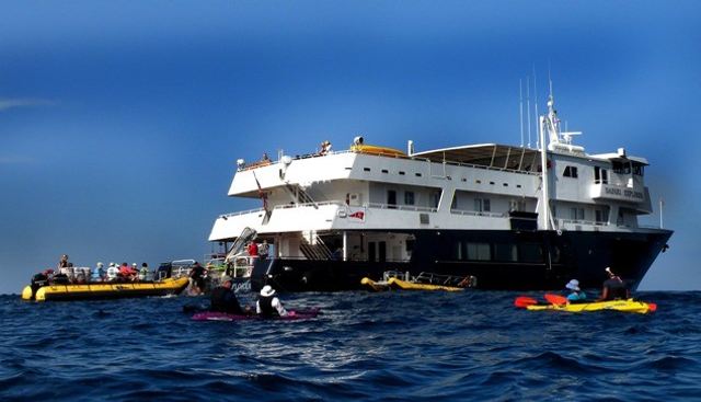 SAFARI EXPLORER yacht charter 5