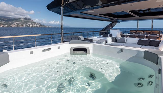 OCULUS yacht charter 3
