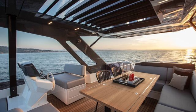 BREEZE yacht charter 4