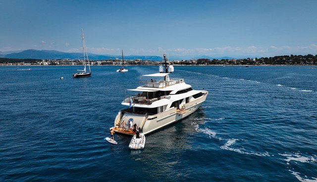 TINY WAVE yacht charter 5