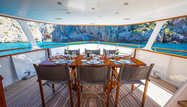 HEAVENLY DAZE yacht charter 5