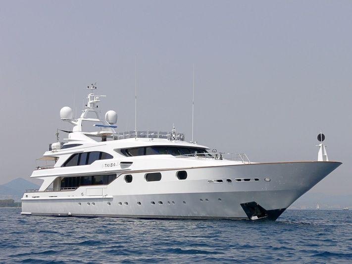 AKIRA ONE yacht charter 3