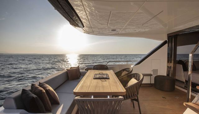 BREEZE yacht charter 5