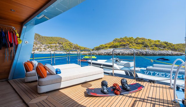 BLUE MOON yacht charter 5