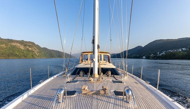 CHAMPAGNE HIPPY yacht charter 2