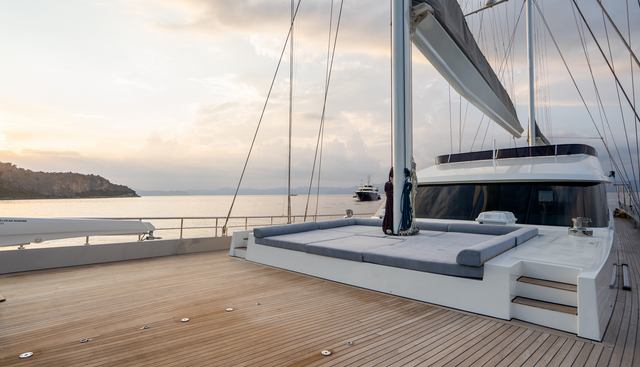 DE LOVE yacht charter 2