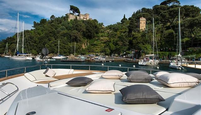 LUMINOUS yacht charter 2