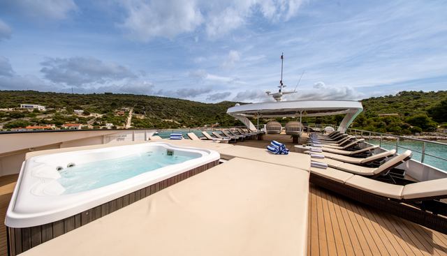 KARIZMA yacht charter 4