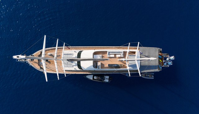 DE LOVE yacht charter 5