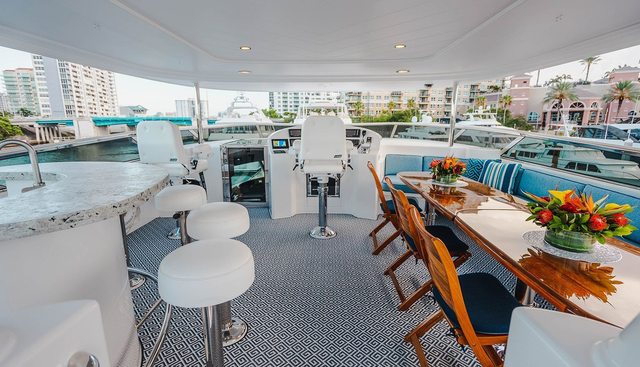LA LADY yacht charter 3