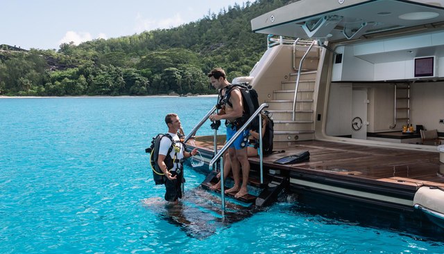 AMIGOS yacht charter 5