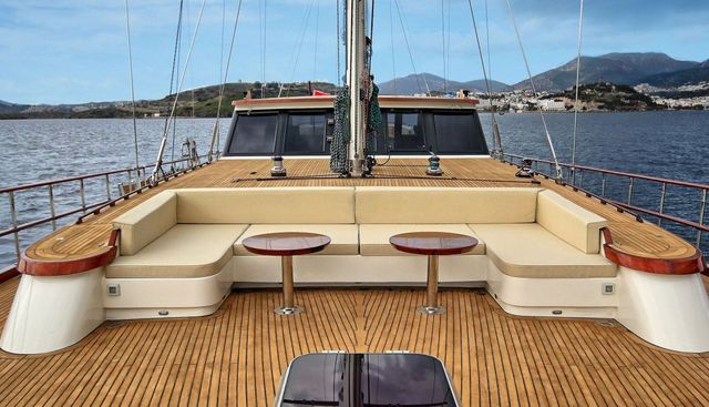 DRAGONFLY yacht charter 4