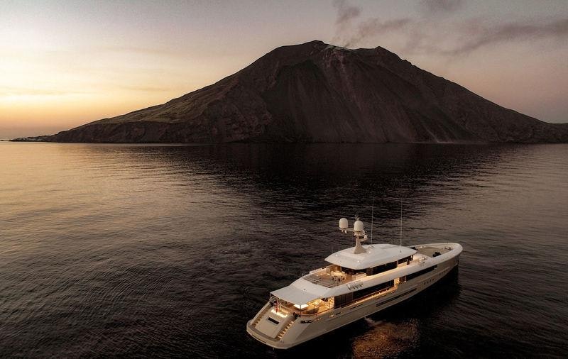 ENDEAVOUR 2 yacht charter 3