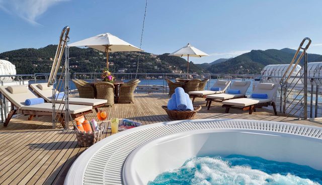 CHRISTINA O yacht charter 4
