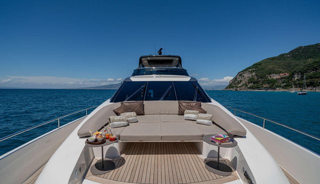 LUCKY yacht charter 3