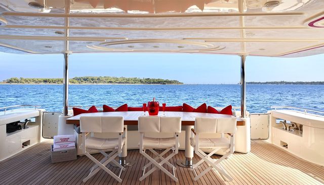 CHAMPAGNE AND CAVIAR yacht charter 5