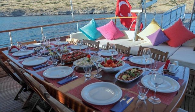 GOLDEN GLORY yacht charter 5