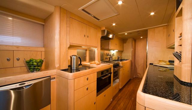DAMA DE NOCHE yacht charter 5